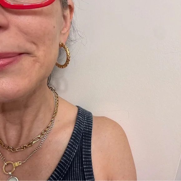 Vintage Elegant Gold Hoop Earrings - Picture 4 of 4